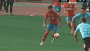 足球场上故意将人绊倒是否犯法，背后的法律真相解析