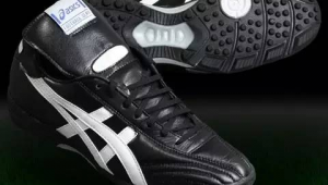 Asics跑鞋能踏上足球场吗？探索其踢足球的可行性与优劣势