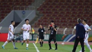 足球比赛中，球能返回半场吗？规则与实际情况探讨