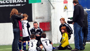 足球球队教练骂裁判是否违法，背后隐藏着怎样的法律考量