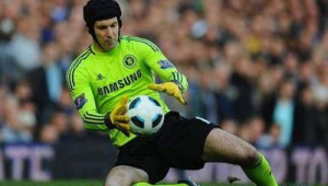 踢足球时戴着头套行不行?相关疑问与探讨