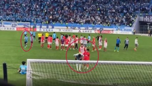 足球持球撞人是否算犯规，规则解读与赛场判罚分析