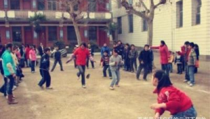 男生踢足球时戴皮筋可行吗