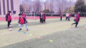 踢足球时究竟可不可以手接球，规则与争议全解析