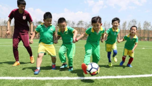 外国父亲会教孩子踢足球吗？探寻足球文化传承家庭模式