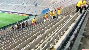 足球踢进看台后,究竟能不能带走?这里面的门道你知道吗?