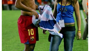 看足球时不穿球衣可行吗?探讨观赛着装的自由与选择