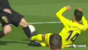 足球滑铲在中国：是否犯规引关注