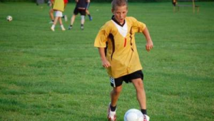 男生喜欢打足球正常吗