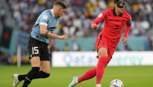 踢足球时能否戴面具？这一问题引发的思考