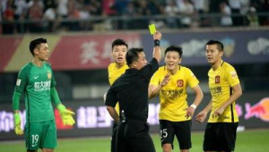 足球黄牌会被罚款吗?解析赛场黄牌背后的经济“密码”