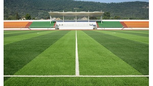 足球场是否设有看台？当下足球场是否开放？