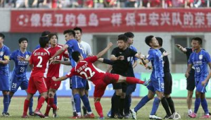 足球主队进攻方向揭秘：球员该往哪打才能掌控战局