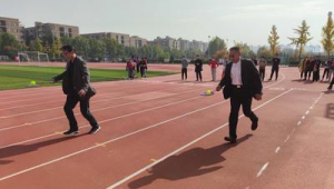 足球场草地可以跳绳吗