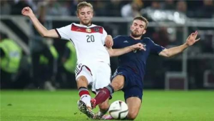 足球踢球后碰脚是否犯规，规则解读与赛场判定全解析