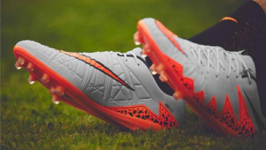 AG足球鞋适合真草吗？深入探究AG足球鞋在真草场地的适配性