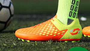 茵皇足球鞋是真品吗？真相究竟如何令人探寻