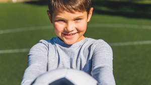 冬天适合男生踢足球吗？探讨冬季足球对男生的影响与乐趣