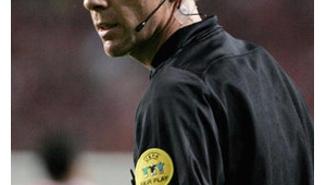 足球裁判能否戴耳机？这一问题引发的思考