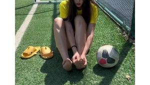 女生踢足球必需带球袜吗