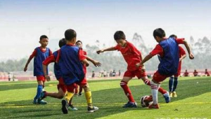 没钱孩子学足球可行吗？探讨没钱状况下孩子足球学习之路