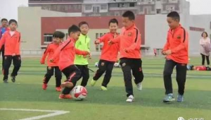 儿童学足球非得进科班?探寻别样成长路径与多元发展可能