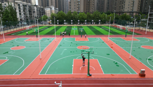 学校篮球场与足球场是否一样？差异在哪？