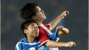 足球场上那令人动容的瞬间：用头护球，是否足够感人？