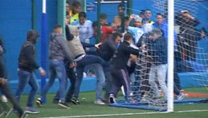 足球暴力踢门是否犯规：规则解读与赛场争议探讨