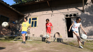 日常练球是否穿足球鞋?探究其对训练效果及体验的影响