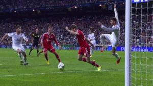 踢足球摔倒是否要点球？探讨足球赛场这一争议判罚情况