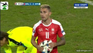 足球比赛时穿铁钉足球鞋吗?利弊分析与选择考量