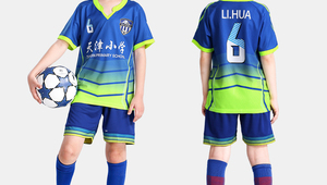蓝色足球衣适配之选，哪款鞋子能与它完美搭配？