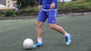 足球鞋内侧磨损严重吗？原因及影响因素全解析