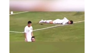 足球虚假接球转身是否犯规,规则判定引关注