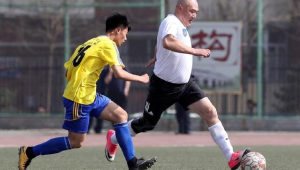 踢足球的高峰有钱吗？其经济状况究竟如何引发众人好奇