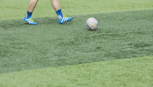 足球吊球不会摆腿吗?掌握技巧,让你的吊球更具威力