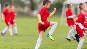 孩子踢足球腿会粗吗？真相究竟如何，快来一探究竟！