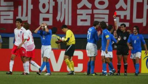 足球假摔打人是否犯规？规则解读与赛场争议剖析