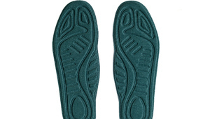 足球比赛中究竟可不可以给足球塞鞋垫，背后有何规则讲究？