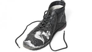 黑色足球鞋容易脏吗？探究其清洁难题与应对之道