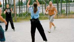 监狱里能否踢足球？这背后有着怎样的考量与真相？