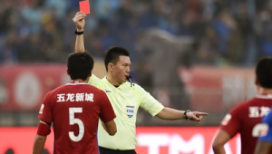 足球场上对裁判不爽会直接给红牌吗