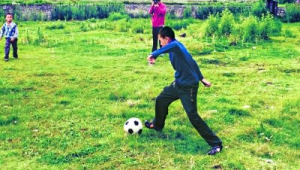 穿凉鞋踢足球有影响吗？带你一探究竟！