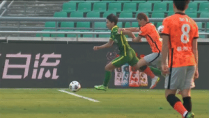 足球进球瞬间摔倒是否犯规？规则判定引关注