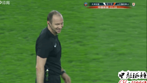 足球开球踢到裁判是否犯规？规则细节与争议解读