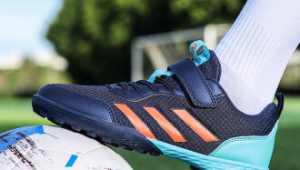 男生踢足球能脱鞋子吗?揭秘其中的规则与潜在影响