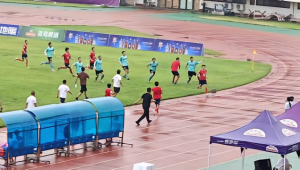 足球躺地上踢人是否犯规,规则界定与争议探讨