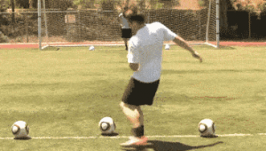 踢足球时大腿发力与否？解析足球运动中大腿发力的真相