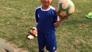 女孩踢足球与跳舞,风格切换间,这般反差是否突兀?